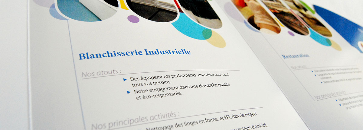 Infographiste indépendant, création et mise en page de plaquettes commerciales dépliant 3 volets ESAT blanchisserie