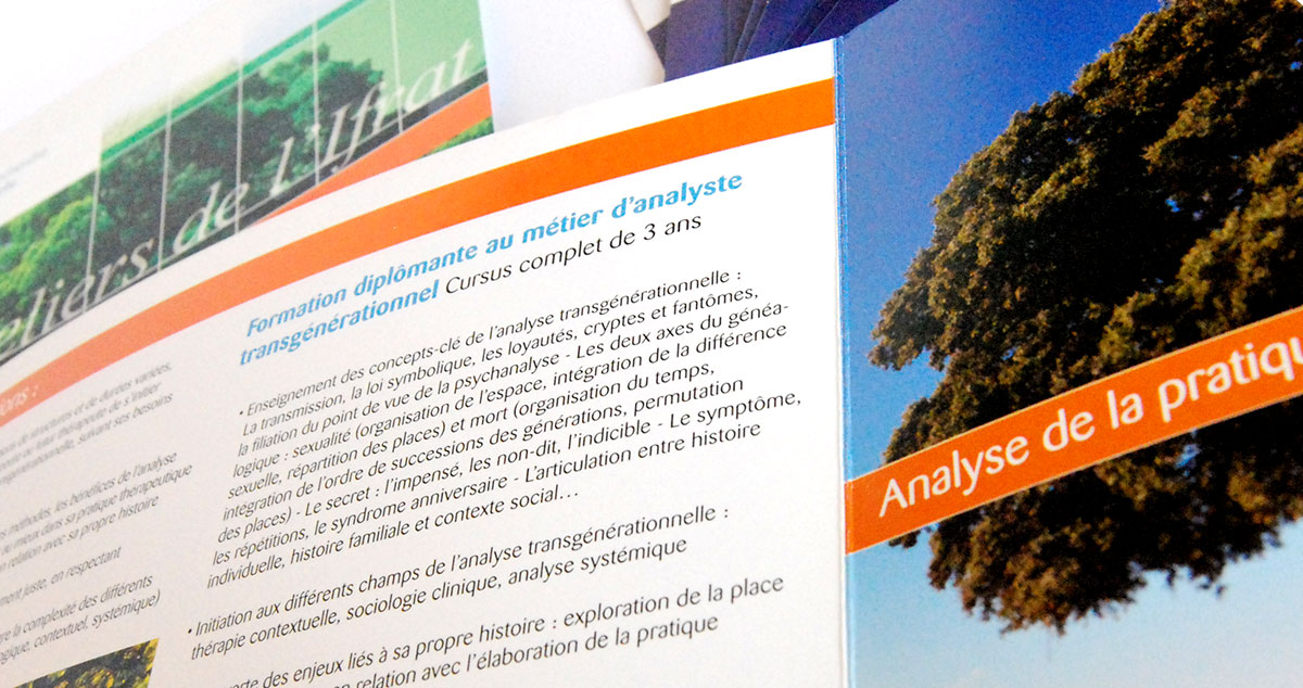 Infographiste indépendant, création et mise en page de plaquettes commerciales dépliant 2 volets formation bien être